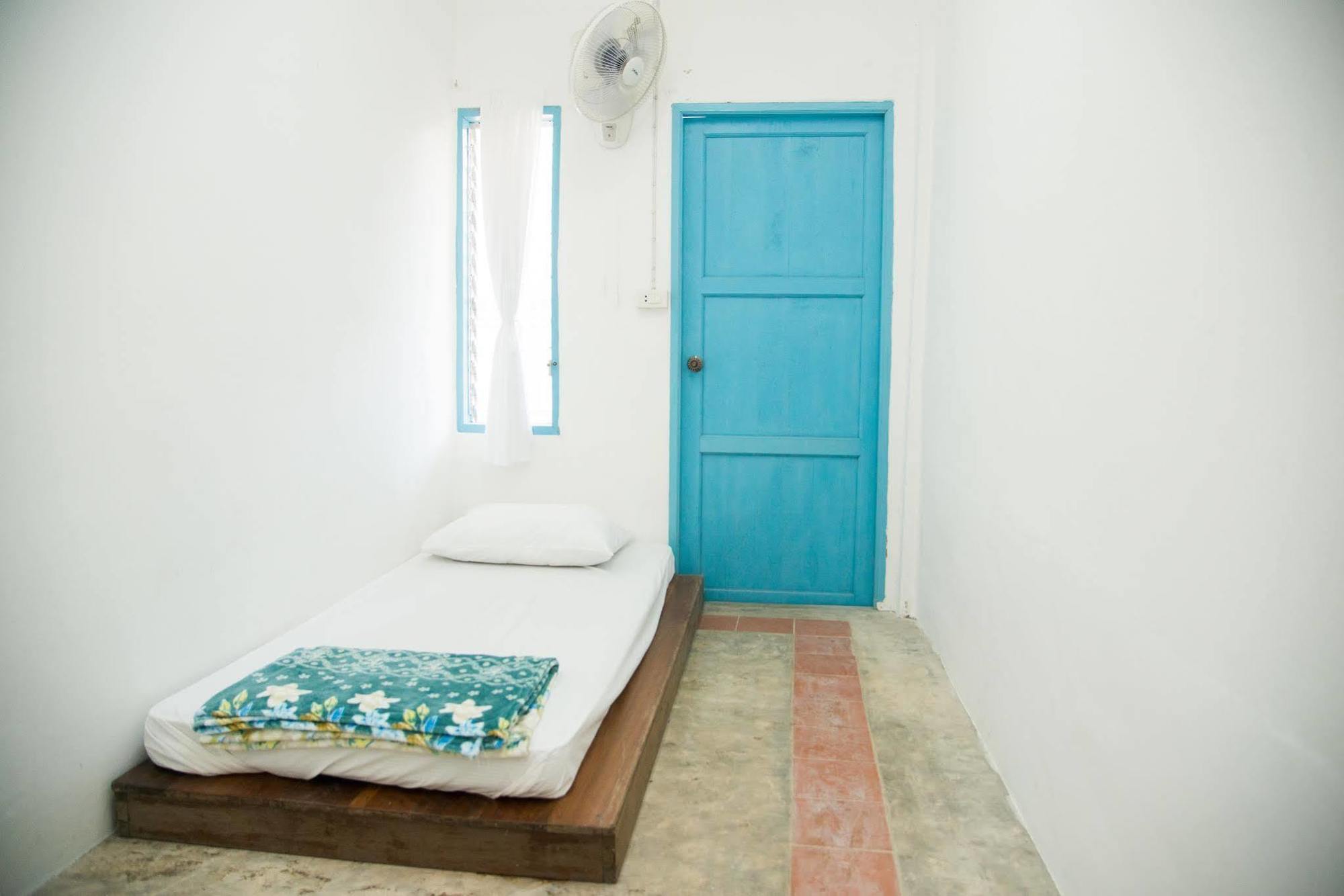 Sleepyowl Hostel บ้านบางเบ้า ภายนอก รูปภาพ