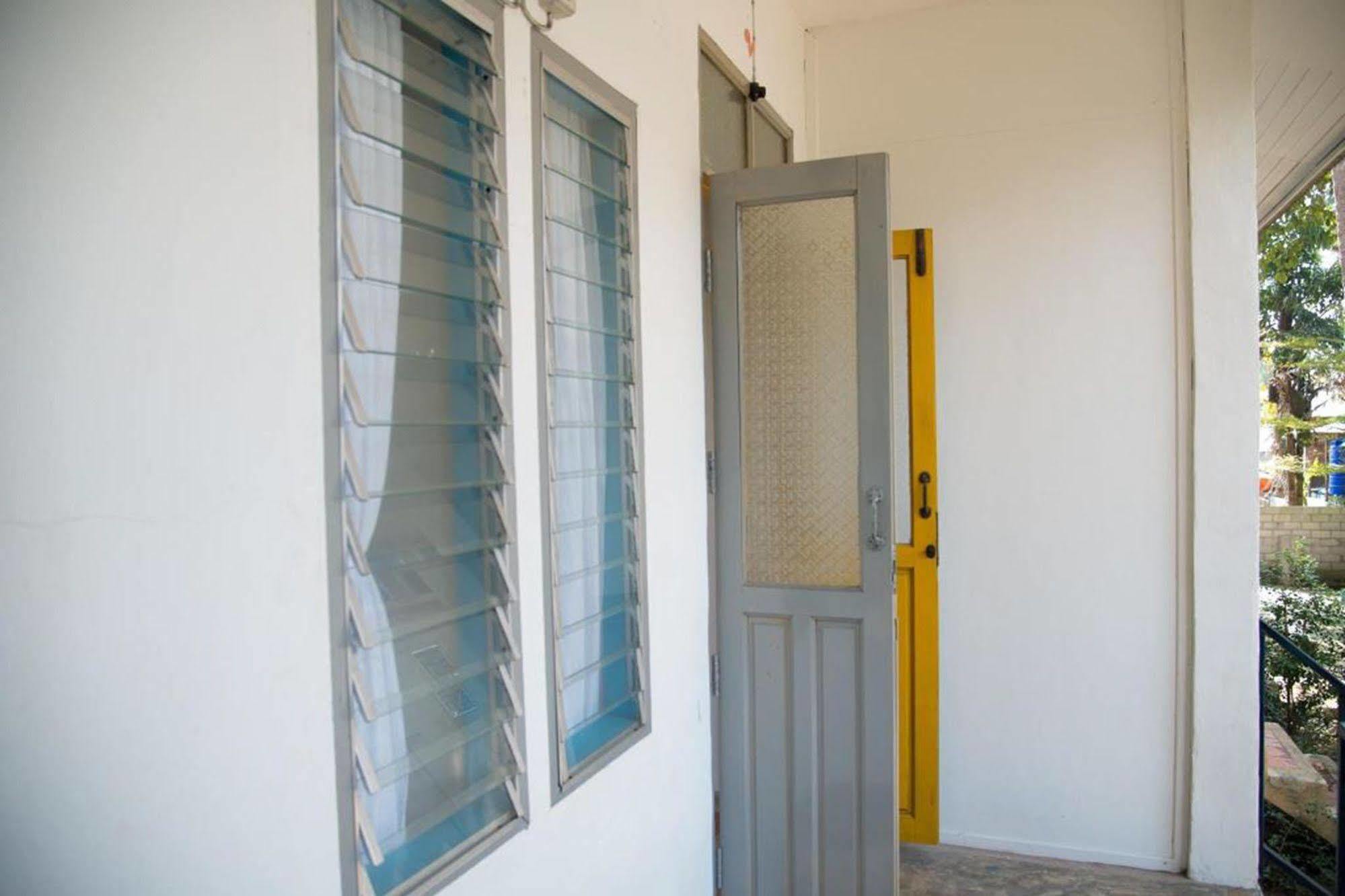 Sleepyowl Hostel บ้านบางเบ้า ภายนอก รูปภาพ